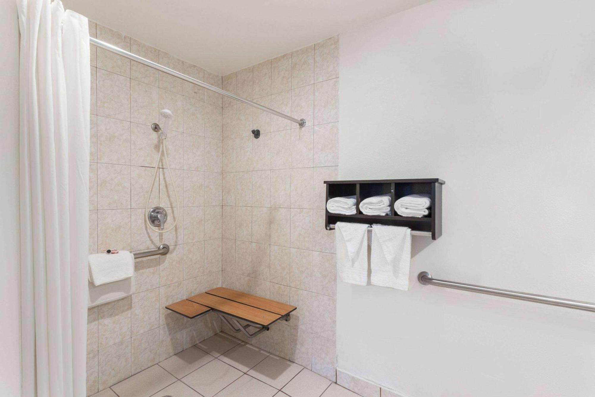 Howard Johnson By Wyndham National City/San Diego South المظهر الخارجي الصورة