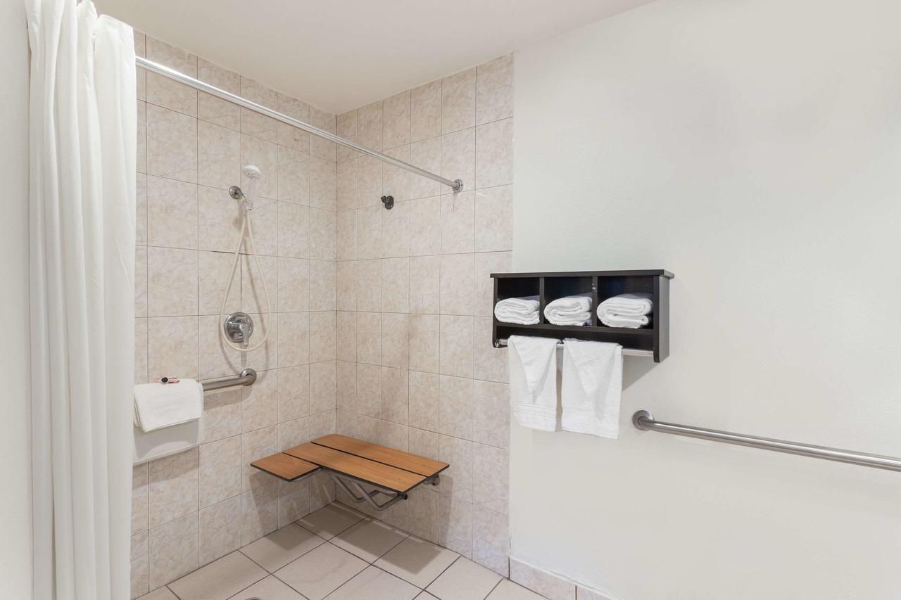 Howard Johnson By Wyndham National City/San Diego South المظهر الخارجي الصورة