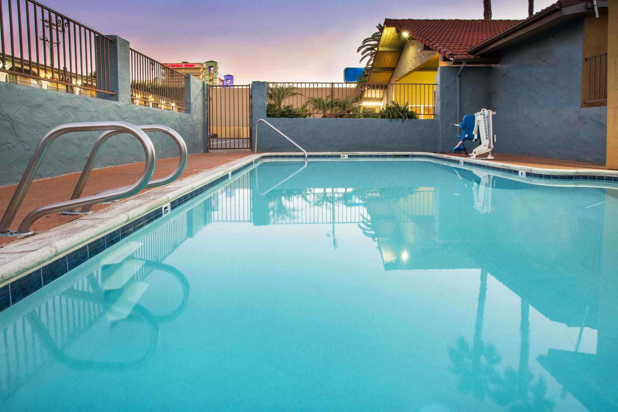 Howard Johnson By Wyndham National City/San Diego South المظهر الخارجي الصورة